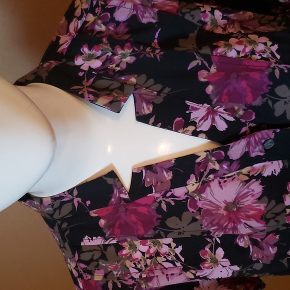 Croft & Barrow Floral short sleeve blouse 💥 - Picture 2 of 7